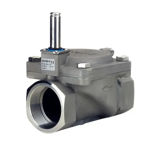 Magnetventil von Danfoss mit einem Gehäuse in Grau und einem Anschlussmittelstück. Sichtbarer Kolbenkopf und Ventilanordnung oben auf dem Gehäuse.